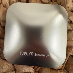 r.e.m. beauty Miss Uranus Highlighter